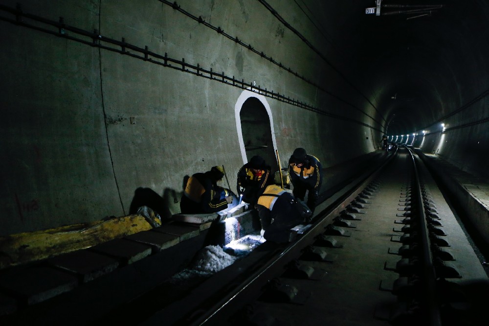 皇桐镇铁路运营隧道病害现状